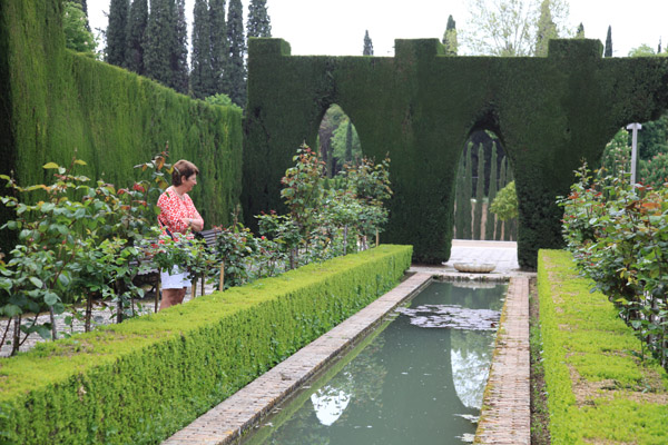 Gina bij de vijver in de tuin van het generalife 